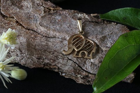 Charm in 14 carat gold as an elephant. Ideal for a bracelet or necklace.