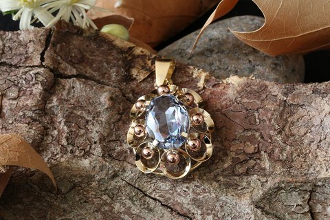Vintage pendant in 14 carat gold, with inlaid blue stone.