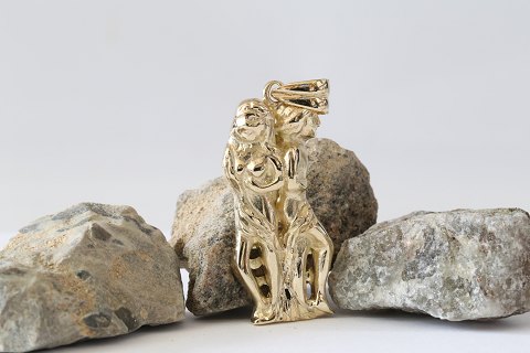 Smukt udformet charm i 14 karat, 585 guld til armbånd eller halskæde.