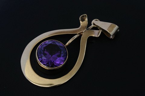 Pendant in 14 carat gold, with inlaid amethyst in a gold frame.