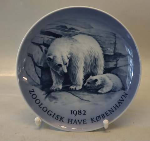 !982 RC Zoo plate 18 cm 18 cm Polar Bear with young Royal Copenhagen