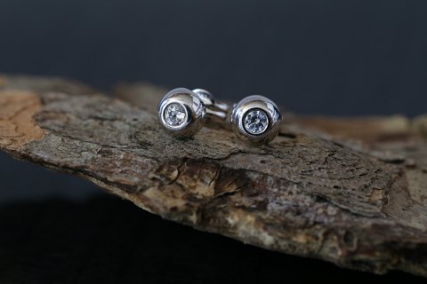 Beautiful ear studs with inlaid stones in white gold, discreet but elegant. 14 
carats