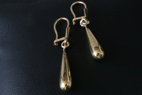 Beautiful tear drop earrings in 14 carat gold, stylish design.