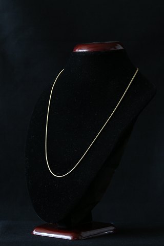 Slangekæde i 14 karat guld, med simpelt mønster og karabinlås. Design SV. C
