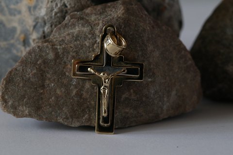 Pendant in red and white gold, cross with Christ. Nice details.