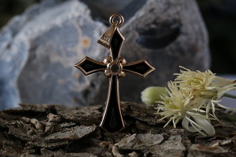 Beautiful and iconic gold cross in 14 carat gold, with black painting and 
beautiful details.