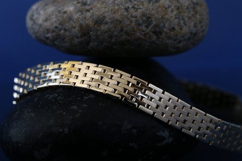Gold bracelet in 14 carat gold, designed with 7 rows of bricks. With case lock.