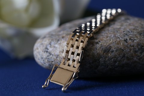 Gold bracelet in 14 carat gold, bricks in 7 rows - 19 cm. long, with box lock.