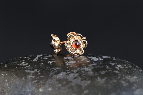 Earrings from Pandora in 14 carat gold, with inlaid red stones.