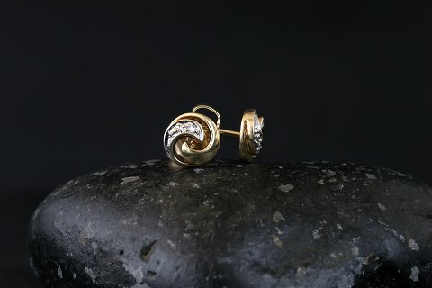 Earrings in 14 carat gold with inlaid brilliant.