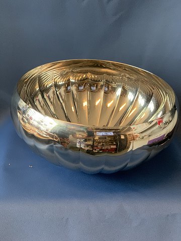 Highly polished Legacy bowl from Georg Jensen. 
Height 10 cm
Diameter. 25 cm