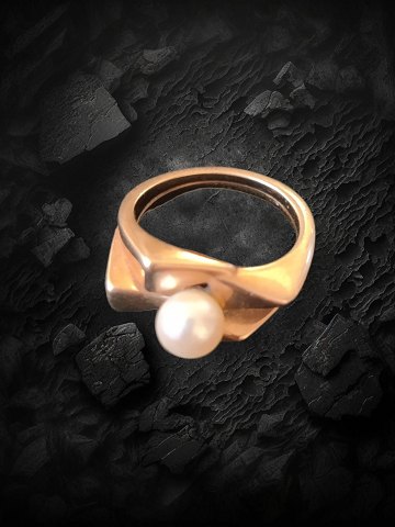 Ole Lynggaard 14 carat (585) gold ring with natural pearl.