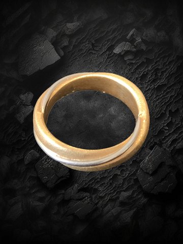 Per Borup unique design ring in 24 karat fine gold with inlaid platinum band.