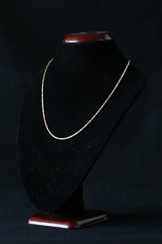 Royal chain in 14 carat gold, 44 centimeters long, with carabiner clasp.