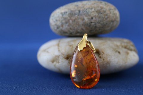 Pendant with amber in 8 carat gold, stamped 333. Length 4 cm.