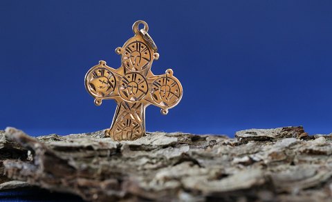 Daymark cross in 14 carat gold, for necklace.