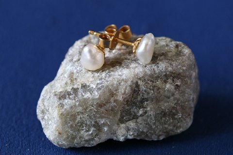 Earrings in 14 with pearls, discreet but elegant.