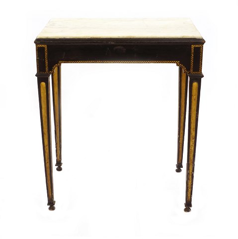 Gustaviansk konsolbord med kannelerede og delvist 
forgyldte tilspidsede ben på kugletæer. Top med 
marmorplade. Sverige ca. år 1780-1800. H: 72cm. 
Top: 44x62cm