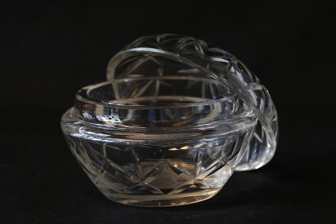 Beautiful Bonbonniere in crystal glass, with a nice pattern. Elegant on the 
table.