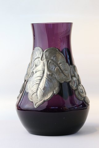 Aubergine farvet vase med tin-indfatning
Højde 13,5 cm
SOLGT