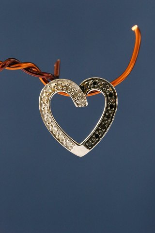 Pendant for chain, heart-shaped in 14k white gold, with diamonds.
Stamped 585 DS