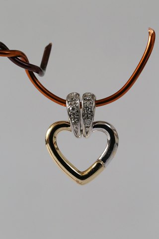 Heart-shaped pendant in 14 carat white and red gold with diamonds. Nice details.