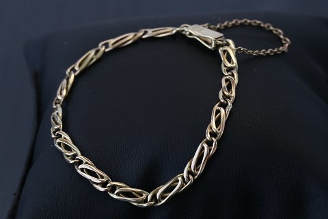 Gold bracelet in 14 carat gold, with box lock. Stamped 585 BH.