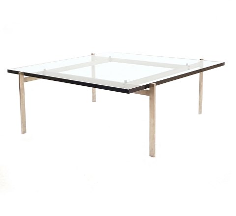 Poul Kjærholm PK61 coffee table. H: 32cm. Top: 
80x80cm