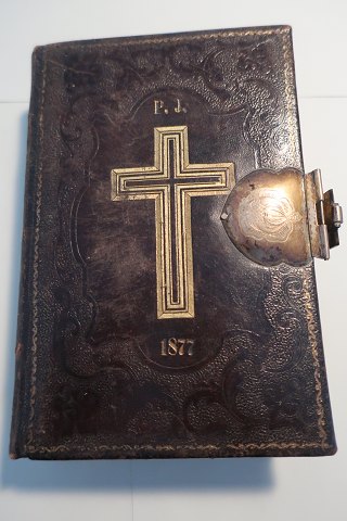 Evangelisk-christelig Psalmebog - til brug ved Kirke og Huus Andagt
Udgivet af Det Kgl. Vajsenhus Forlag 
Fra 1856
Skind med sølvlukke - smukt dekoreret med rosen motiv
U/stempel
Sideantal: 217
Indlagt firkløver og glansbillede
In sehr gutem Stande