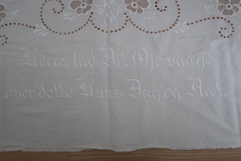 Text: 
"Lord, let your eye watch
this house day and night."
Parade piece for above the chest of drawers
A beautiful old piece with handmade white embroidery
The parade piece was in the good old days fx used to hang above the chest of 
drawers, but is