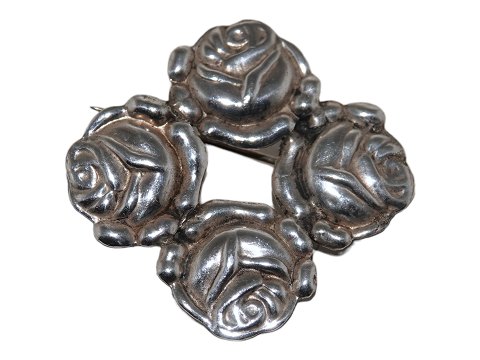Peter Christian Jensen sølv
Broche lavet af fire knapper fra 1915-1937