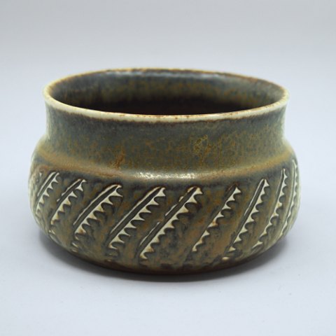 Gerd Bøgelund for Royal Copenhagen; A stoneware bowl no. 22017