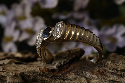 Gold ring in 14 carats, with brilliants and blue sapphire. Size 53.