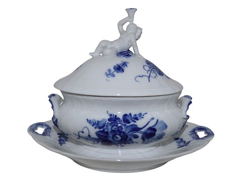 Blue Flower Curved
Lidded gravy boat with figurine