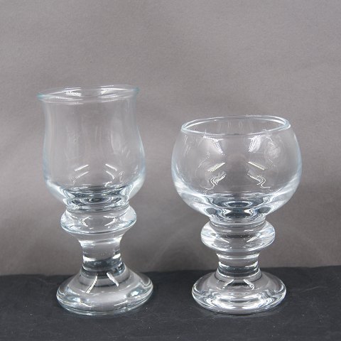 Tivoliglas fra Holmegaard. Snapseglas 10,5cm og Likørglas 9cm