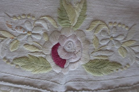 An altes Tischtuch
Mit Stickerei in Farben, - handgemacht
Durchm: Um 60 cm
In gutem Stande, aber das zu waschen ist am besten