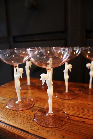 6 stk. BIMINI LAUSCHA Art Deco likør krystal glas fra 20érne i rosafarvet glas 
med kvinde i hvid opalglas...
