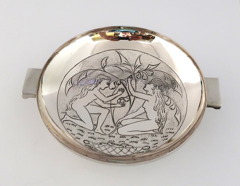 Kundby. Round silver bowl with handle (830). Diameter 15 cm. Height 3 cm. 
Produced 1933.