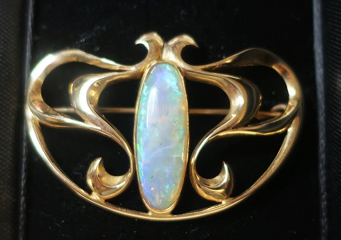 Goldbrosche mit Opal (585). Länge 4 cm