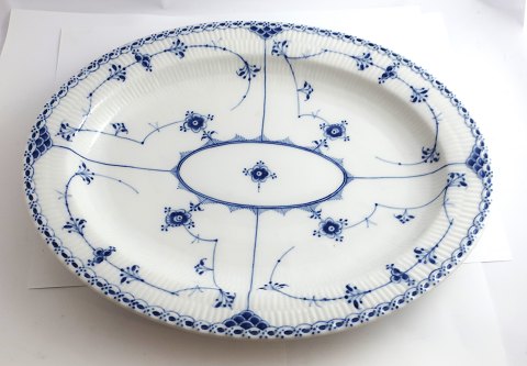 Royal Copenhagen. Blue Fluted Half Lace. Oval dish. Model 534. Length 40.5 cm. 
Width 32.5 cm. (1 quality). Produced before 1923.