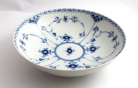 Royal Copenhagen. Blue Fluted Half Lace. Round bowl. Model 512. Diameter 21.5 
cm. (3 quality).