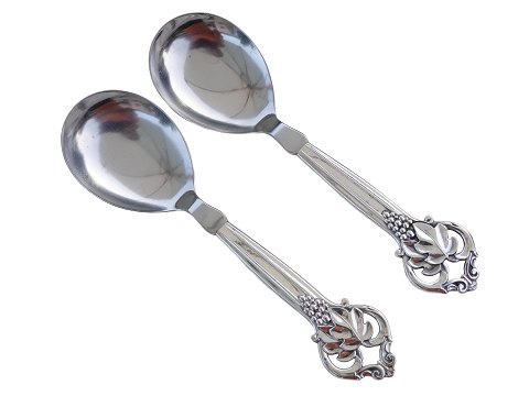 Ornamental silver
Large serving spoon 21.5 cm.