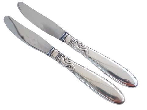 Delfin sølv
Middagskniv med grillskær 21,7 cm.