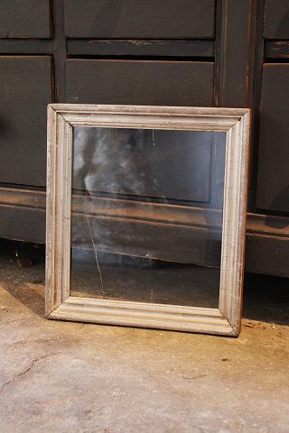 French 19th century silver frame with old glass and fine patina. 
Outer dimensions: 32.5x29.5cm...