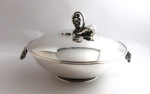 Georg Jensen. Sterling rundt lågfad (925). Design , Georg Jensen. Model 408E. 
Diameter 24 cm.