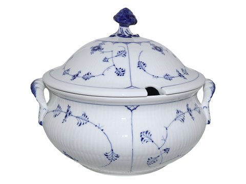 Blue Fluted Plain
Large, round soup tureen #224 from 1898-1923