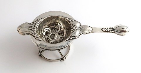 Evald Nielsen. Cutlery no. 3. Silver tea strainer with saucer (830). Length 19 
cm.