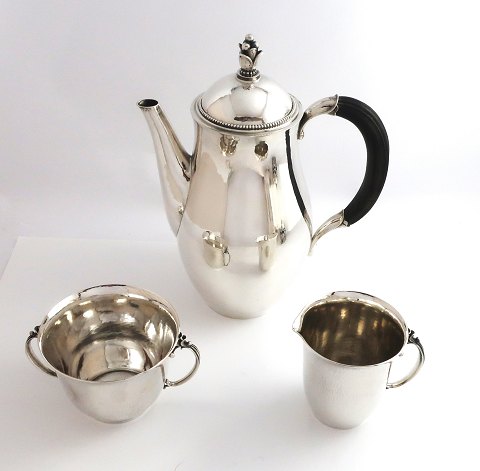 Georg Jensen. Sterling (925). Kaffee Service. Entwerfen : Harald Nielsen. Modell 
456. Bestehend aus Kaffeekanne (456A), Milchkännchen (456D) und Zuckerdose 
(456D). Produziert 1945 - 1951