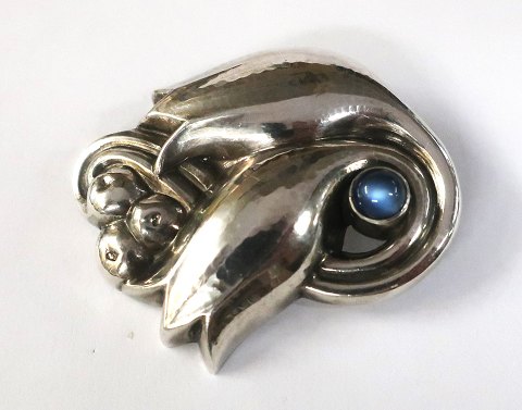 Georg Jensen. Sterling sølv broche med grøn sten. Model 100A.  Bredde 35 mm.