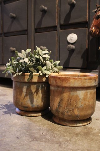 Old flower pots in marble in nice colors. H: 17cm.